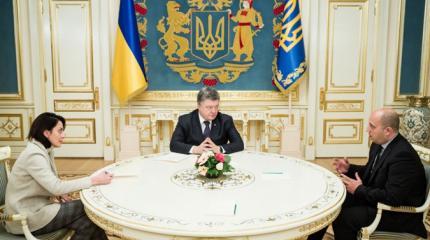 Казусы недогосударства: Порошенко пренебрегает гербом Украины Казусы недогосударства: Порошенко пренебрегает гербом Украины