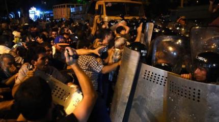 Армения: заложники освобождены, противостояние продолжается Армения: заложники освобождены, противостояние продолжается