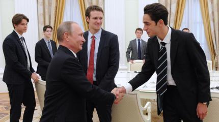 Картина «Путин и студенты» озадачила Запад накануне G20