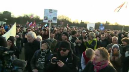 В Берлине митингуют против вмешательства Запада в украинский конфликт В Берлине митингуют против вмешательства Запада в украинский конфликт