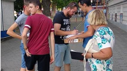 Народ опрошен. Его бесит рост цен, нищеты, но не политика Народ опрошен. Его бесит рост цен, нищеты, но не политика
