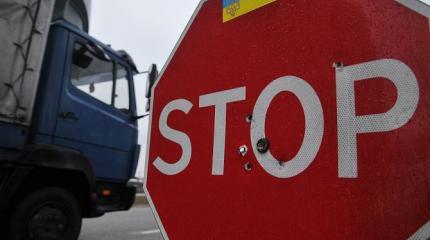 Российские грузовики "прорвали блокаду" Российские грузовики "прорвали блокаду"