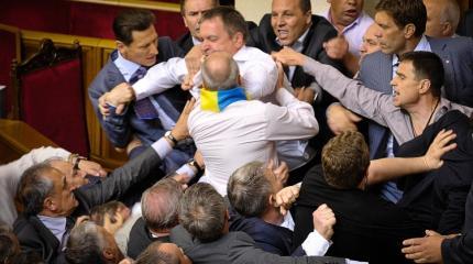Депутата Барну жестко избили оппозиционные «боксеры» Депутата Барну жестко избили оппозиционные «боксеры»