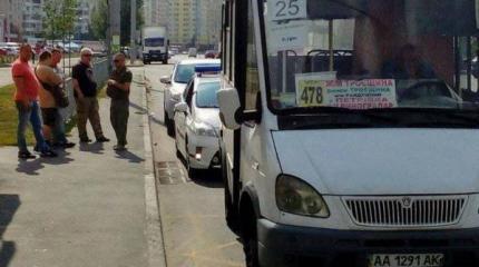 Водитель киевской маршрутки вышвырнул жену «Хероя АТО»: «Расплодились»