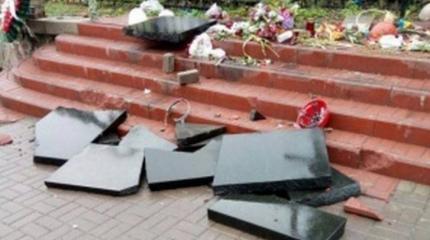 «Плыне кача»: памятники «небесной сотне» на Украине долго не стоят «Плыне кача»: памятники «небесной сотне» на Украине долго не стоят