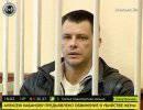 Маньяк с белой лентой и отрезанная голова Маньяк с белой лентой и отрезанная голова
