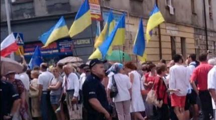 В Польше требуют принятия срочных мер по украинцам В Польше требуют принятия срочных мер по украинцам