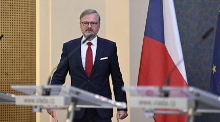 Власти Чехии испугались «руки Кремля» на главной площади Праги Власти Чехии испугались «руки Кремля» на главной площади Праги