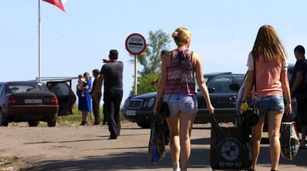 Украинцы тысячами бегут в Россию и просят статуса беженцев Украинцы тысячами бегут в Россию и просят статуса беженцев