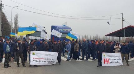 Украину захлестнула волна митингов против продажи земли иностранцам Украину захлестнула волна митингов против продажи земли иностранцам