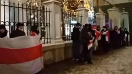 Белорусские националисты продолжают безнаказанно митинговать в Москве Белорусские националисты продолжают безнаказанно митинговать в Москве