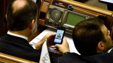 Ляшко разглядывал фото обнаженных мужчин во время заседания Верховной рады Ляшко разглядывал фото обнаженных мужчин во время заседания Верховной рады