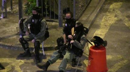 Полиция продолжает осаду университета Гонконга, где укрываются бунтовщики Полиция продолжает осаду университета Гонконга, где укрываются бунтовщики