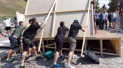 Украинские неонацисты – против автоматов с газировкой Украинские неонацисты – против автоматов с газировкой