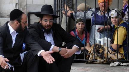 Хасиды нарядились в украинские костюмы, чтобы их пустили на Украну