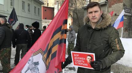 Поездка в Екатеринбург: Навальный нарвался на пикет в свою честь Поездка в Екатеринбург: Навальный нарвался на пикет в свою честь