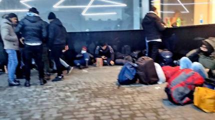 Улицы Минска заполонили мигранты: обосновались в центре города Улицы Минска заполонили мигранты: обосновались в центре города