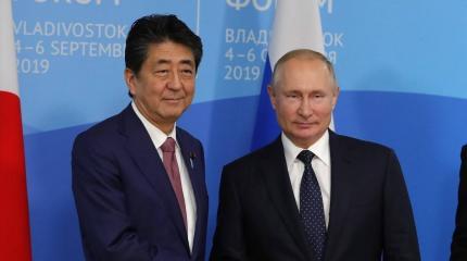 Японские СМИ: премьер Кисида и экс-премьер Абэ поссорились из-за России