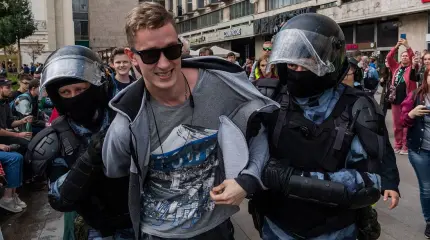 Пьяная молодежь собирается протестовать против власти Пьяная молодежь собирается протестовать против власти