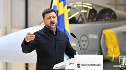 Зеленский внял угрозам — и сбежал из Киева, попросив послов не волноваться