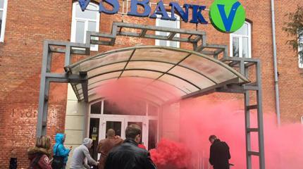 Радикалы Львова вышли на улицу с дымовыми шашками и обмотали цепью VS Bank Радикалы Львова вышли на улицу с дымовыми шашками и обмотали цепью VS Bank