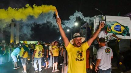 Сторонники и противники Болсонару вышли на протесты в День независимости Сторонники и противники Болсонару вышли на протесты в День независимости