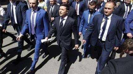 Зеленский еще не решил: В Донбассе – мрази или все-таки «не чужие» ему? Зеленский еще не решил: В Донбассе – мрази или все-таки «не чужие» ему?