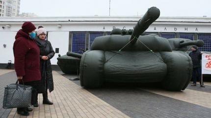 Креатив в Киеве: надувные танки и самоликвидация «Укроборонпрома» Креатив в Киеве: надувные танки и самоликвидация «Укроборонпрома»