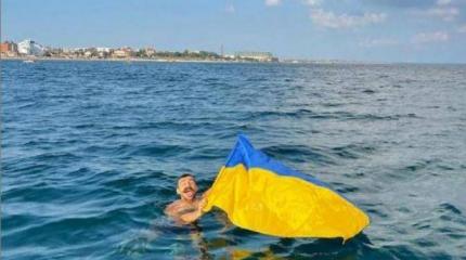 Подвиг свидомого украинца: спрятал жовто-блакитный прапор в трусы Подвиг свидомого украинца: спрятал жовто-блакитный прапор в трусы