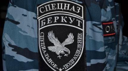 АТОшник сорвал футболку с «беркутовца» с криками: скоро будут флаги России АТОшник сорвал футболку с «беркутовца» с криками: скоро будут флаги России