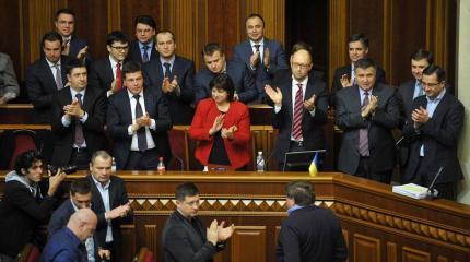 Обнаженная активистка Femen устроила «сюрприз» украинским депутатам Обнаженная активистка Femen устроила «сюрприз» украинским депутатам