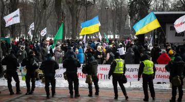 Массовые беспорядки захлестнули Киев: митингующие берут штурмом Раду