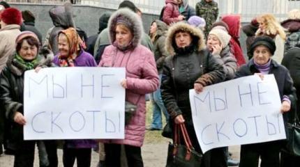 Митингующие забросали посольство США в Киеве навозом Митингующие забросали посольство США в Киеве навозом