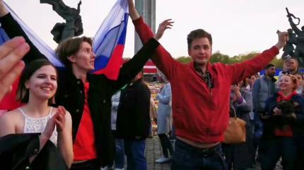 Александр Стефанов-Храбрый с флагом России в Риге стал символом протеста Александр Стефанов-Храбрый с флагом России в Риге стал символом протеста