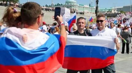 Россияне гордятся прошлым. Неужели в настоящем гордиться нечем? Россияне гордятся прошлым. Неужели в настоящем гордиться нечем?