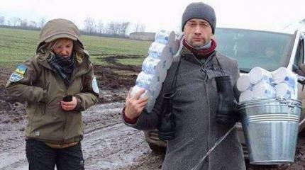 Подносит туалетную бумагу: В Сети показали, чем занят актер Пашинин в АТО