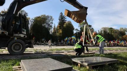 Во Львове украинский нацизм выворачивает из земли останки советских воинов Во Львове украинский нацизм выворачивает из земли останки советских воинов