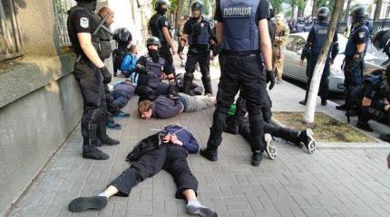 Почему в Киеве разогнали только правую часть гей-парада Почему в Киеве разогнали только правую часть гей-парада