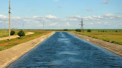 Новая дамба отрезала Крым от украинской воды Новая дамба отрезала Крым от украинской воды