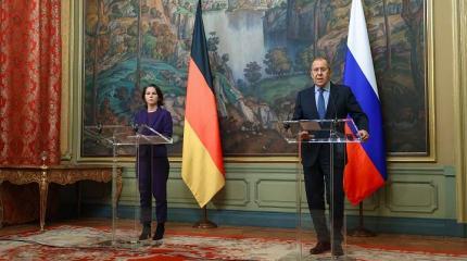Чем Лаврова впечатлило признание Бербок о страдающих за Киев немцах Чем Лаврова впечатлило признание Бербок о страдающих за Киев немцах