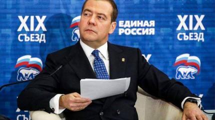 В Кремле задумались над тем, чтобы убрать Медведева из «Единой России» В Кремле задумались над тем, чтобы убрать Медведева из «Единой России»