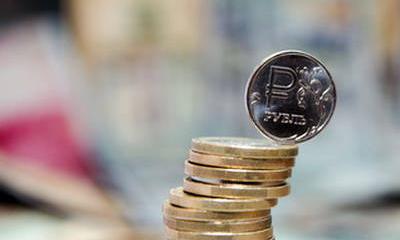Девальвация рубля остановится в августе