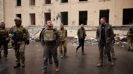 В Харькове к приезду Зеленского освежили «зверства россиян» В Харькове к приезду Зеленского освежили «зверства россиян»