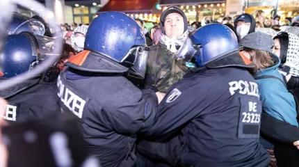 «Отношения достигли дна»: Страна стукачей возвращается к гитлеризму