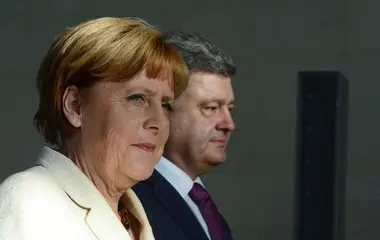 Порошенко и Меркель говорили о санкциях против России Порошенко и Меркель говорили о санкциях против России