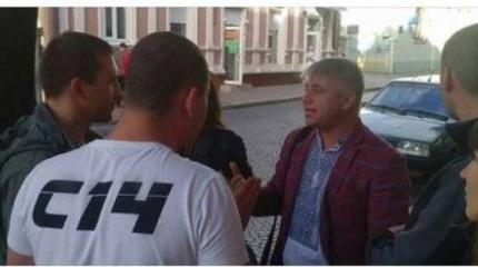 В Черновцах бандеровцы пытались «перевоспитать» румынских туристов В Черновцах бандеровцы пытались «перевоспитать» румынских туристов