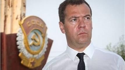 Премьер Медведев разрешает нам не стыдиться советских успехов… Премьер Медведев разрешает нам не стыдиться советских успехов…