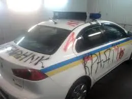 В Харькове автомобили с украинской символикой обливают кислотой