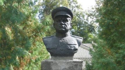 Бандерлоги снесли бюст генералу Ватутину Бандерлоги снесли бюст генералу Ватутину