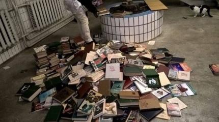 В киевском вузе нацисты сожгли русские книги с криками «Слава Украине!» В киевском вузе нацисты сожгли русские книги с криками «Слава Украине!»